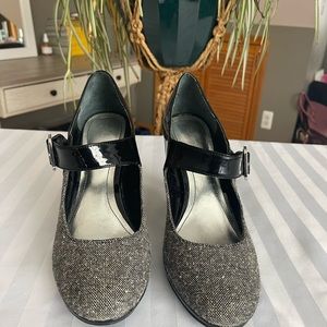 Woman’s Style & Co. two tone heels size 9